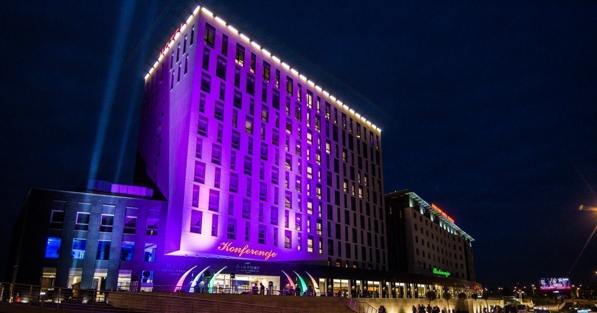 Airport Hotel Okęcie — budynek hotelowy nocą